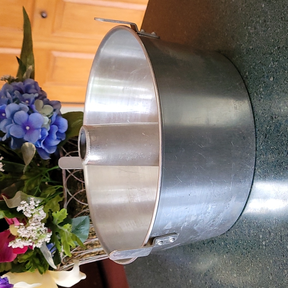 10" Round 2pc Angel Food Pan